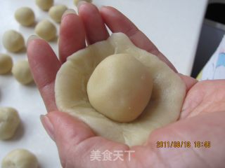 绿豆蛋黄酥的做法步骤：3