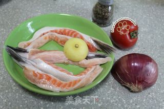 盐烤三文鱼腩的做法步骤：1