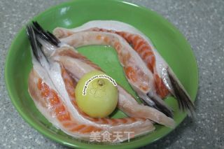 盐烤三文鱼腩的做法步骤：2