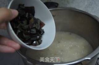 排骨皮蛋粥的做法步骤：6