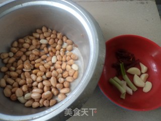 下酒配菜——五香花生米的做法步骤：1