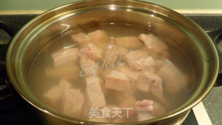 五花肉不寂寞--【笋干红烧肉】的做法步骤：2