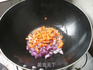 胡萝卜洋葱咖哩炒饭的做法步骤：3