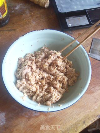 猪肉莲菜馄饨的做法步骤：1