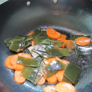 红萝卜焖海带的做法步骤：5