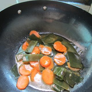 红萝卜焖海带的做法步骤：7