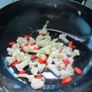 香肠炒菜花的做法步骤：5