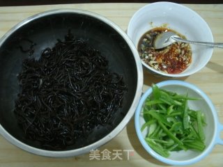 香拌蕨根粉的做法步骤：2
