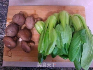 香菇油菜的做法步骤：1