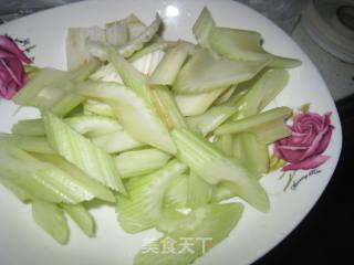 培根炒西芹的做法步骤：1
