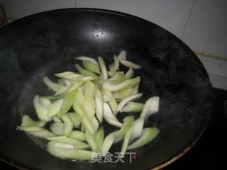 培根炒西芹的做法步骤：3