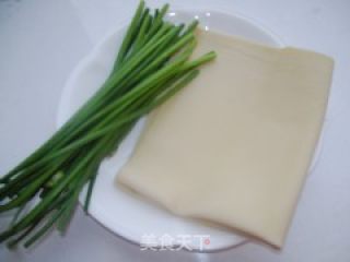 辣酱炒豆腐皮的做法步骤：1