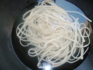 辣酱炒豆腐皮的做法步骤：3