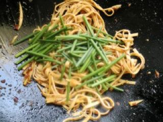 辣酱炒豆腐皮的做法步骤：6