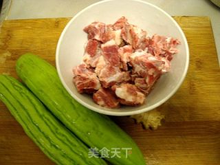 金格勒酱排骨焖苦瓜的做法步骤：1