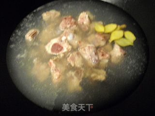 金格勒酱排骨焖苦瓜的做法步骤：3