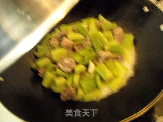 金格勒酱排骨焖苦瓜的做法步骤：15