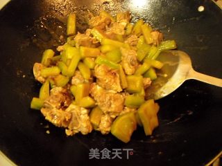 金格勒酱排骨焖苦瓜的做法步骤：17