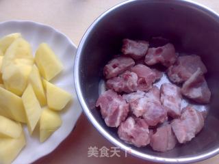 乳香土豆焖排骨的做法步骤：1