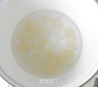 鸡头米银耳汤的做法步骤：2
