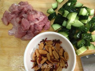 宫爆肉丁的做法步骤：2