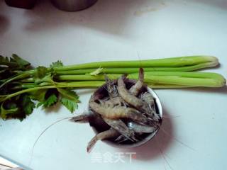 芹菜虾仁的做法步骤：1