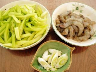 芹菜虾仁的做法步骤：2