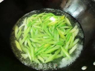 芹菜虾仁的做法步骤：3