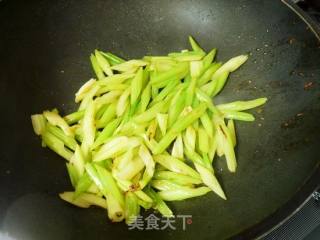 芹菜虾仁的做法步骤：7
