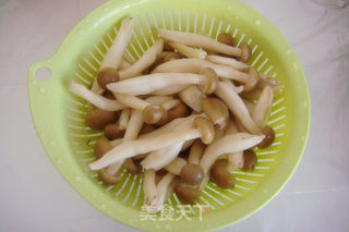 蟹味菇扒菜心的做法步骤：2