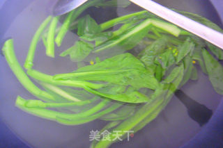 蟹味菇扒菜心的做法步骤：3