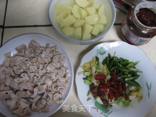 砂锅肥肠的做法步骤：1