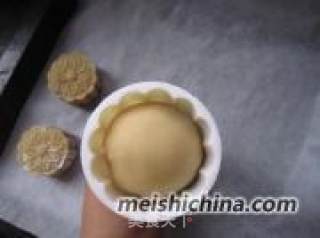 蛋黄月饼的做法步骤：7