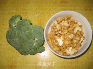 西兰花炒腰果的做法步骤：1