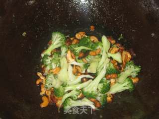 西兰花炒腰果的做法步骤：9