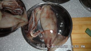 油泼鱿鱼的做法步骤：1