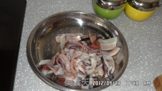 鱿鱼炒茼蒿的做法步骤：1