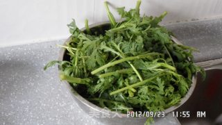 鱿鱼炒茼蒿的做法步骤：2