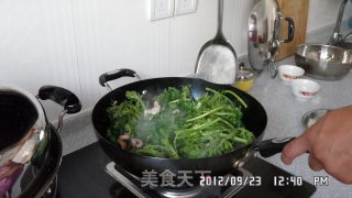 鱿鱼炒茼蒿的做法步骤：7