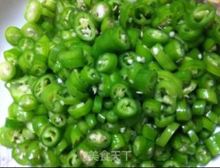 尖椒炒腊肠的做法步骤：1