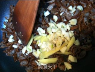 尖椒炒腊肠的做法步骤：6
