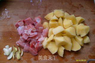 土豆鸡腿的做法步骤：1