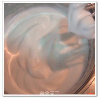给蛋糕一抹漂亮的颜色----红曲戚风蛋糕卷的做法步骤：1