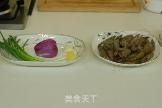 香焗虾的做法步骤：1