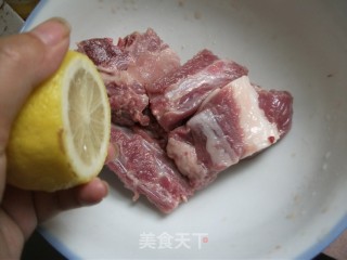 柠香酸甜排骨的做法步骤：1