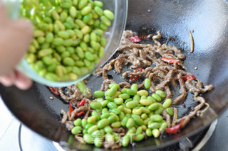 肉丝炒毛豆的做法步骤：6