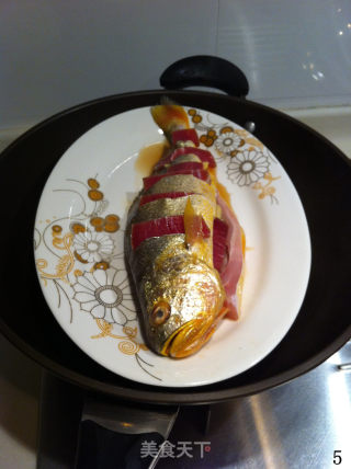 零厨艺也能轻松蒸出的美味——【火腿蒸黄鱼】的做法步骤：5