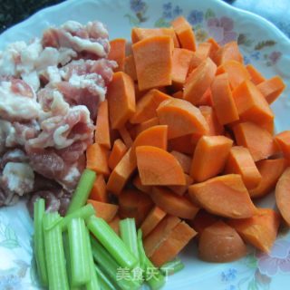 红萝卜炒肉的做法步骤：1