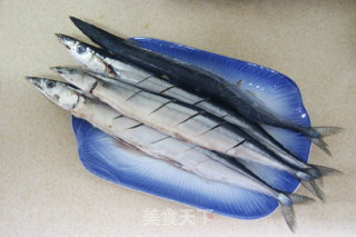 巧用平底锅炮制完美烤鱼的五要诀——孜然秋刀鱼的做法步骤：1