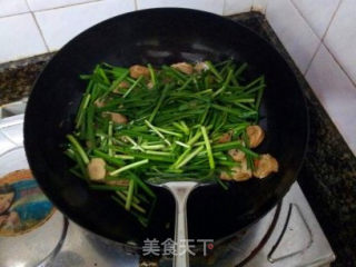 千张卷油条炒韭菜的做法步骤：5